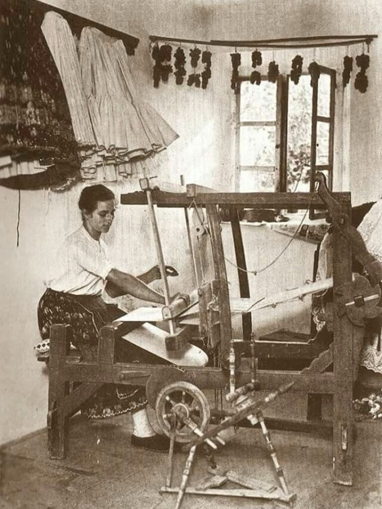 Mujer tejiendo en un telar